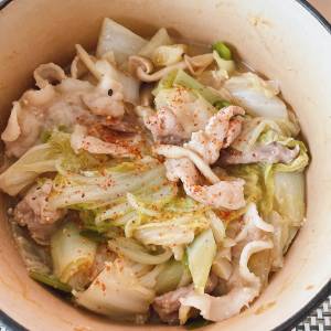 白菜と豚バラ肉のにんにくみそ鍋