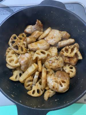 れんこんと豚肉の黒酢炒め