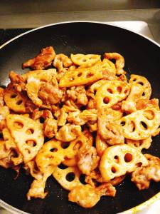 れんこんと豚肉の黒酢炒め