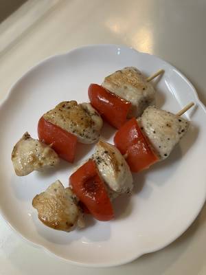 鶏もも肉の塩ガーリック串焼き