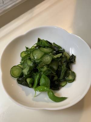 きゅうりとわかめ、バジルの酢の物