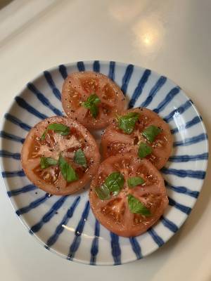 バジルとトマトのサラダ