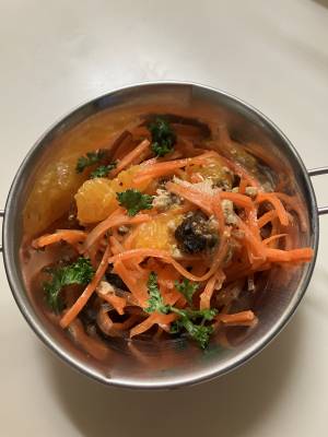 にんじん、オレンジ、ツナ、プルーンのサラダ