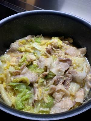 白菜と豚バラ肉のにんにくみそ鍋