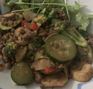 牛ひき肉とズッキーニの炒め物