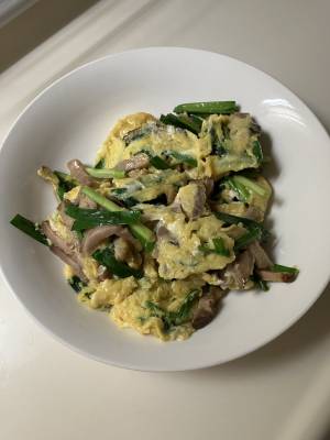 卵、焼き豚、にらの炒め物