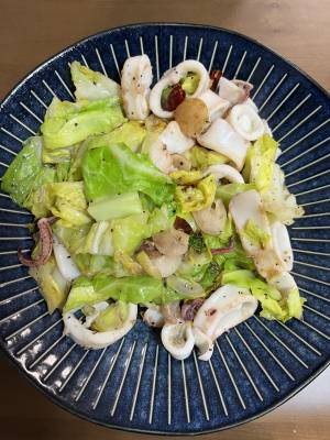 キャベツとやりいかの塩炒め