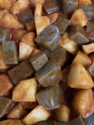 じゃがいもとこんにゃくのトマトピュレ炒め