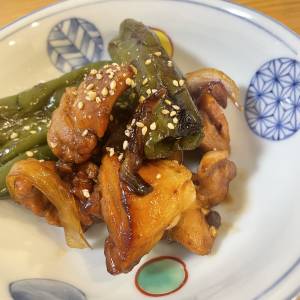 丸ごとピーマンと鶏肉の煮物