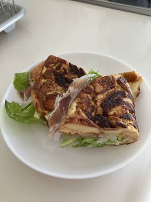 塩フレンチトーストのサーモンサンド