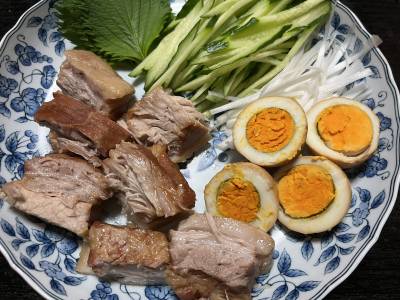 たっぷり薬味の煮豚