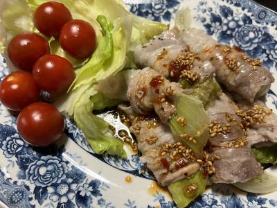 豚バラのレタス巻きピリ辛ごまソース