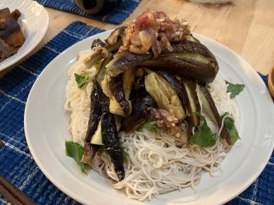 そうめん(みょうがの梅あえをのせて)