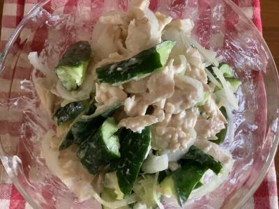 きゅうりとゆで鶏のヨーグルトサラダ