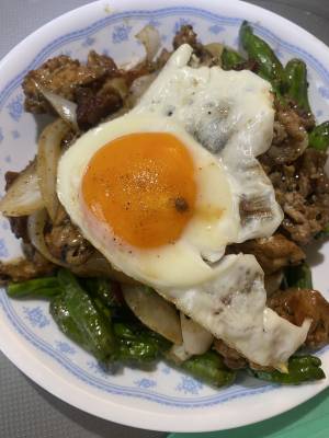 豚こまとスナップえんどうの黒ごまソース炒め