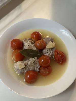 ミニトマトと豚肉のハーブにんにく煮