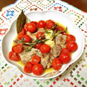 ミニトマトと豚肉のハーブにんにく煮