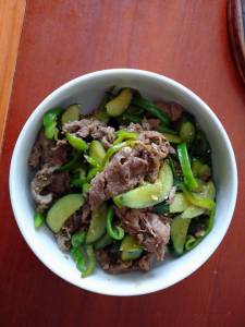 きゅうりと牛肉の酢炒め