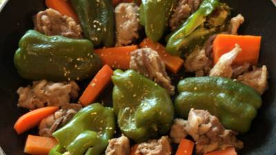 丸ごとピーマンと豚の蒸し煮