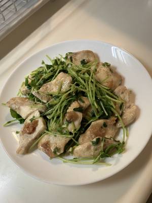 鶏むね肉の梅豆苗炒め