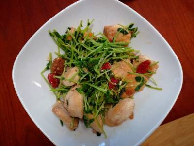 鶏むね肉の梅豆苗炒め