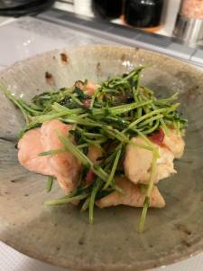 鶏むね肉の梅豆苗炒め