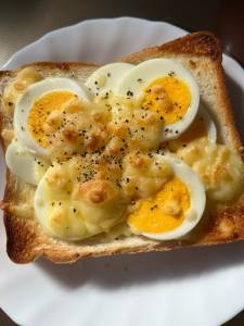 ゆで卵のオープントースト