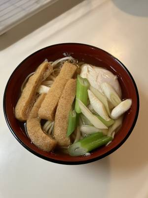 油揚げとねぎのうどん