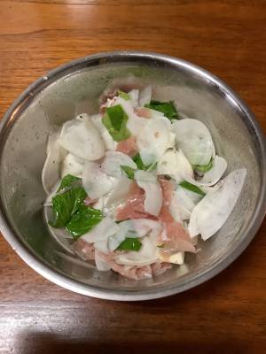 かぶと生ハムのサラダ