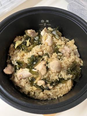 鶏もも肉とわかめの炊き込みご飯