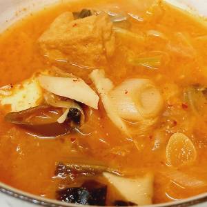 厚揚げとねぎ、小松菜のキムチみそ汁