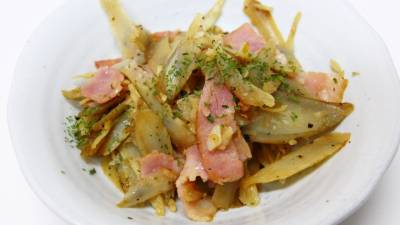 ささがきごぼうとベーコンのにんにく炒め