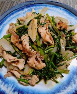 春菊と豚こまの粒マスタード炒め