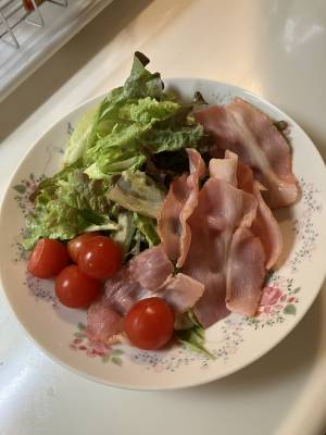 カリカリベーコンのグリーンサラダ