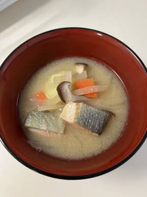 鮭と野菜のみそ汁