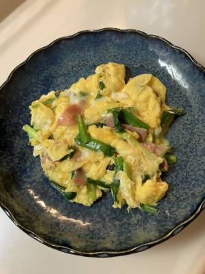 ベーコンとにらのスクランブルエッグ