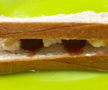 いちごクリームチーズサンド