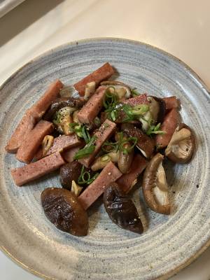 しいたけとベーコンのにんにく炒め