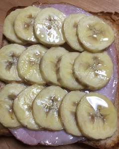 バナナ・ハム・ピーナツバタートースト