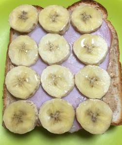 バナナ・ハム・ピーナツバタートースト