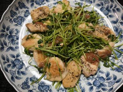 鶏むね肉の梅豆苗炒め