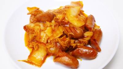 白菜とソーセージのケチャップ炒め