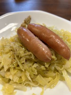 キャベツとソーセージのビネガー蒸し