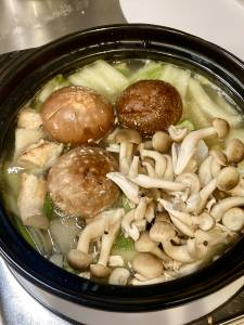 鶏肉、たら、野菜の寄せ鍋