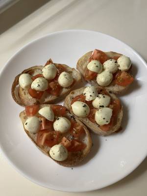 モッツァレラとトマトのブルスケッタ