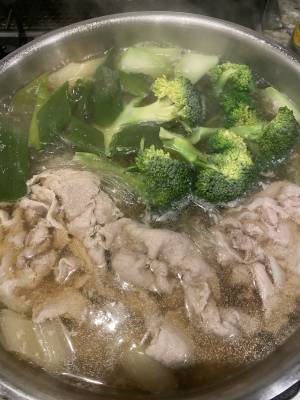 ブロッコリーと豚バラの春雨鍋