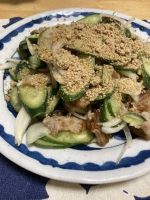 きゅうりとカリカリ豚のごまサラダ