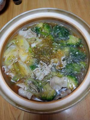 ブロッコリーと豚バラの春雨鍋