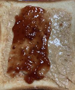 ピーナツバタージャムトースト