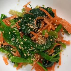 ほうれんそうと海藻、にんじんのナムル